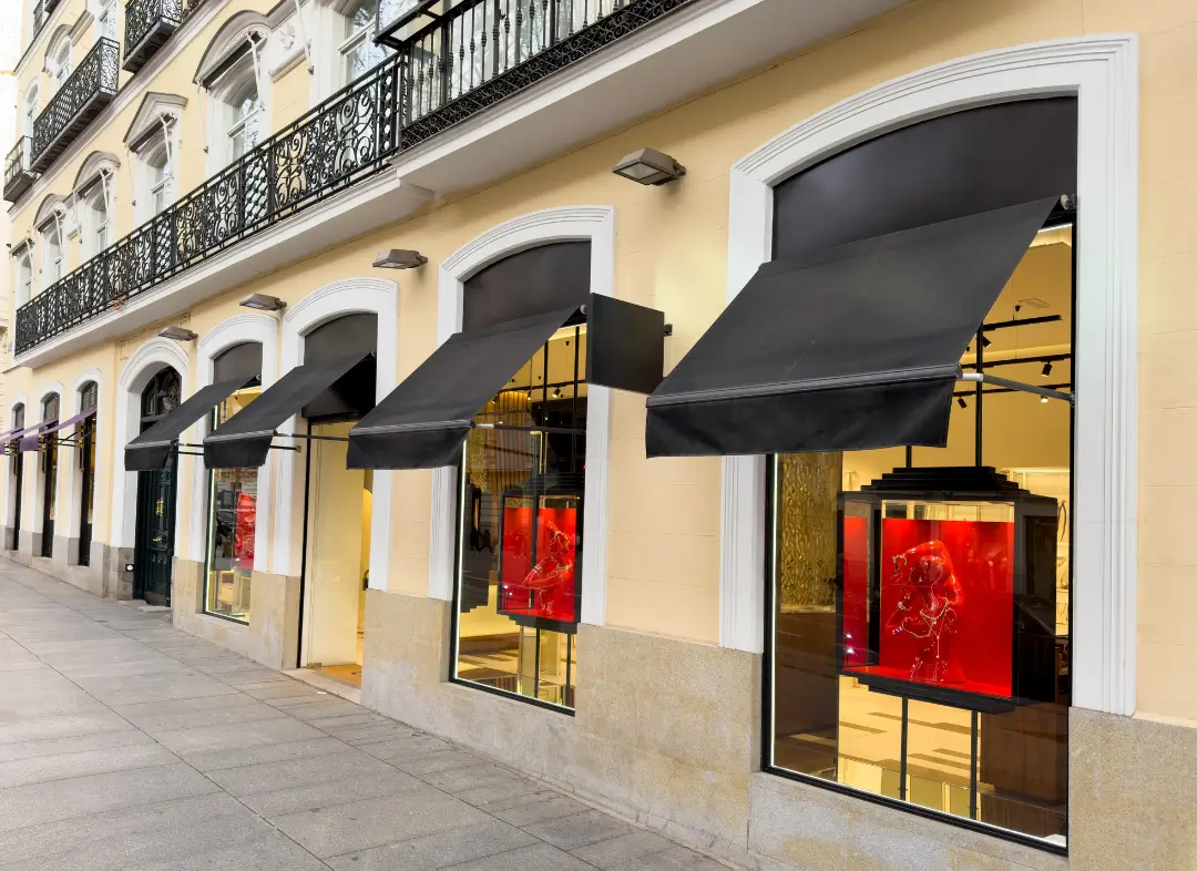 Façade vitrine de magasin en aluminium sur mesure à Port-Jérôme-sur-Seine